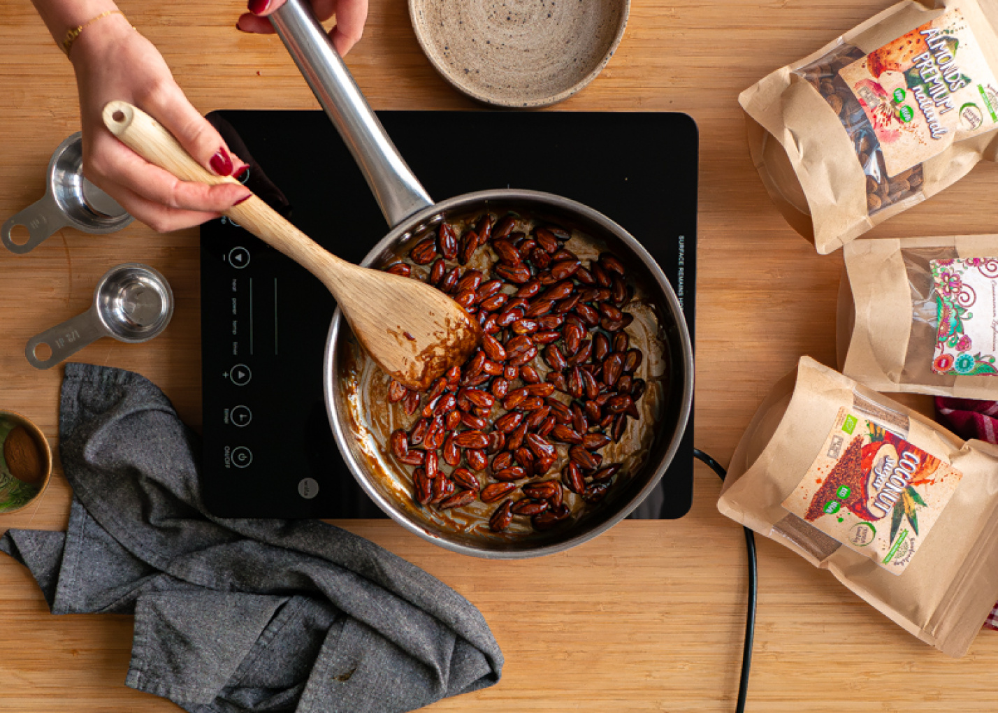 Enkelt jul eller påskgodis? Gör brända mandlar på bara 10 minuter