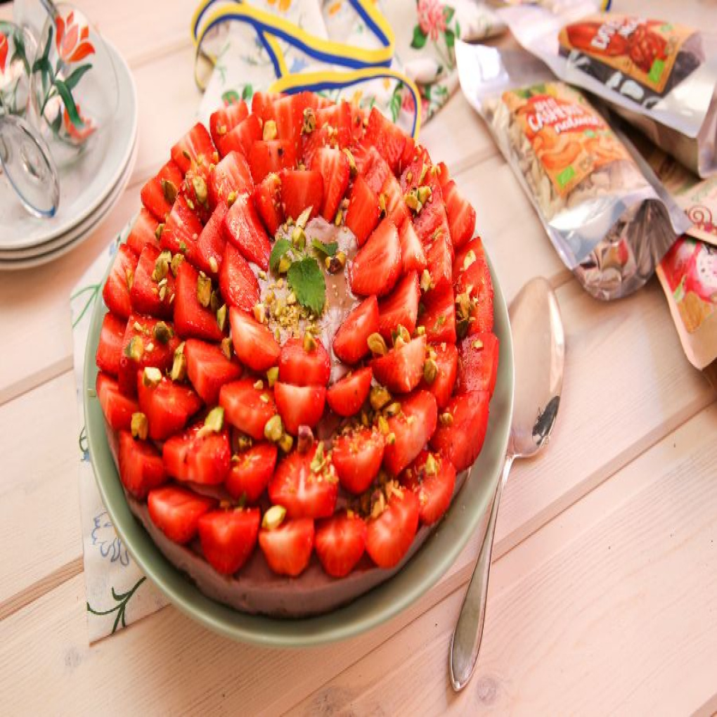 Så bakar du sommarens cheesecake med jordgubbar & rabarber 