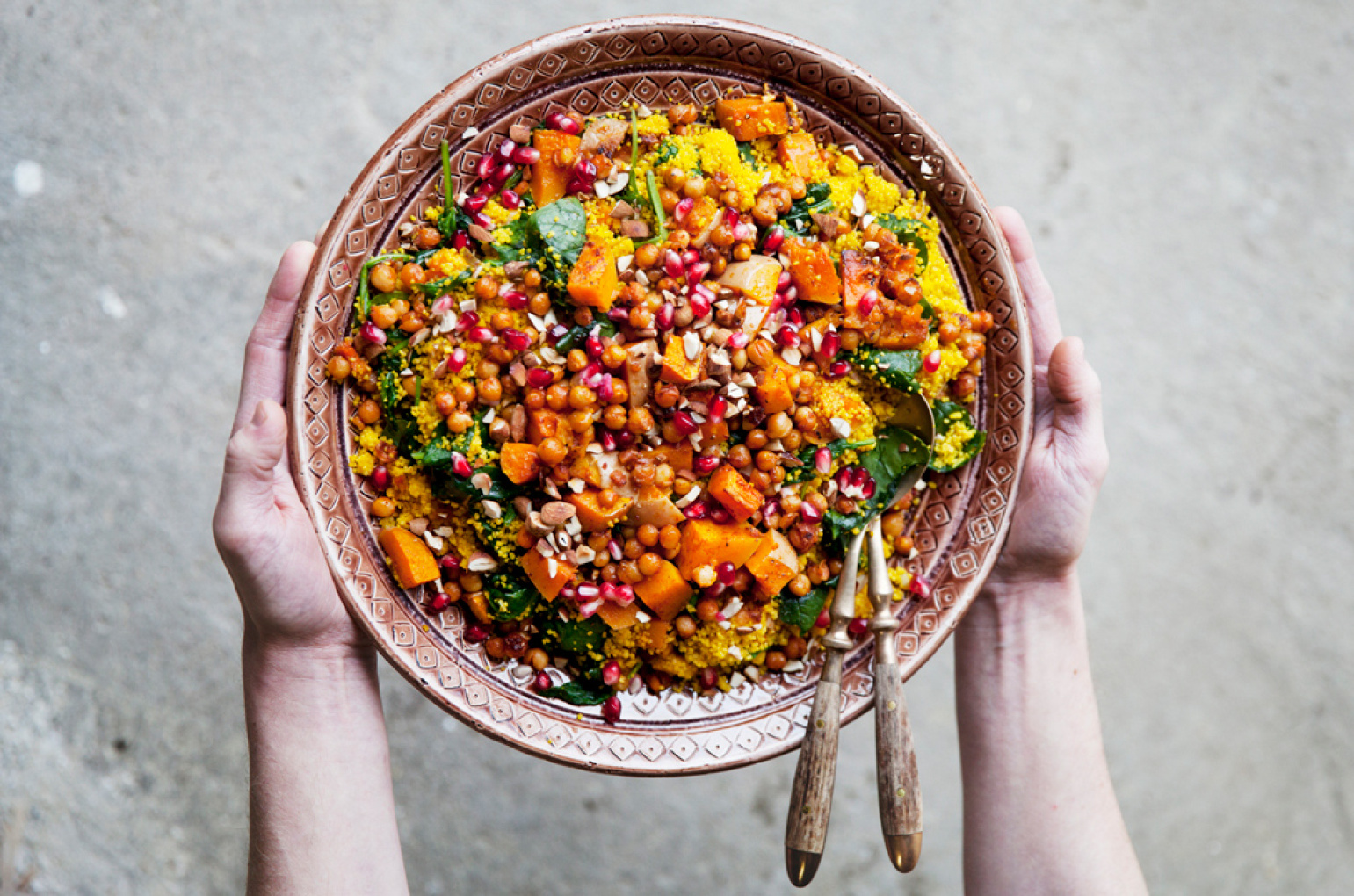 Gyllengul saffranscouscous - en färgklick på buffetbordet