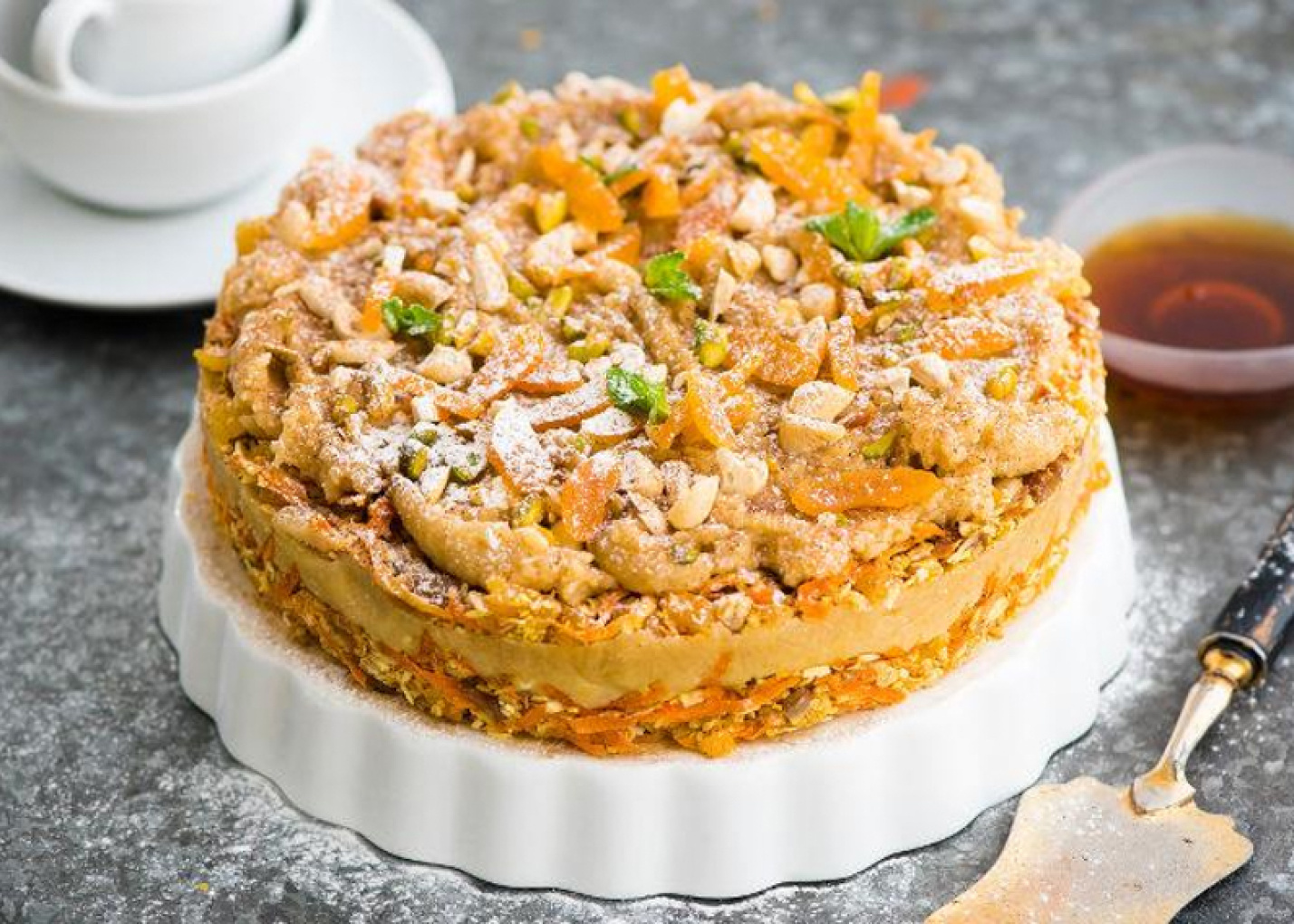 Påskgul Raw morotskaka