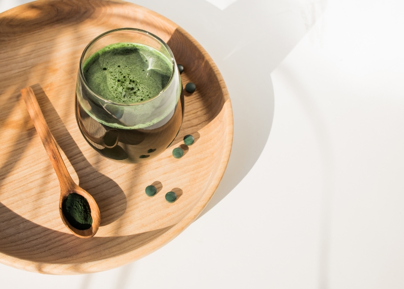 Spirulina, chlorella & nässelpulver – hur använder du dem?