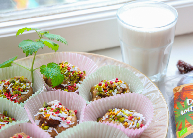 Fira Kanelbullens dag - baka Raw kanelbullar med nötfyllning