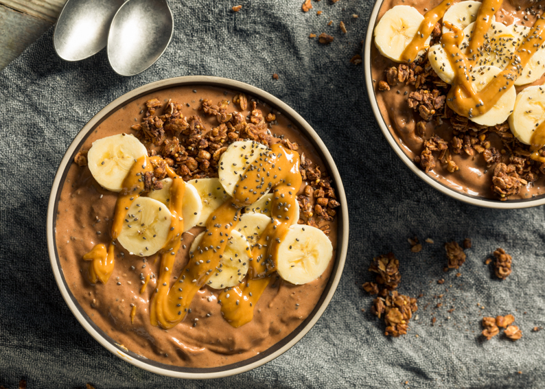 Så gör du smoothie bowl med banan, kakao & cashewsmör